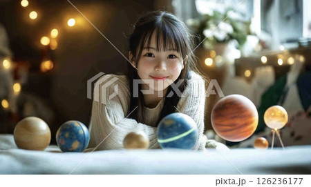部屋で過ごす女性と惑星 126236177