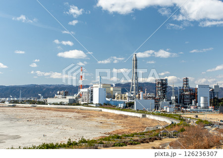 福島県いわき市岩間海岸の砂浜と工場群を望む冬晴れ景観 126236307