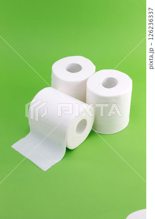 緑バックの白いトイレットペーパー 126236337