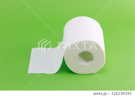 緑バックの白いトイレットペーパー 126236343