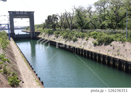 旧江戸川にある「江戸川水閘門」 126236351