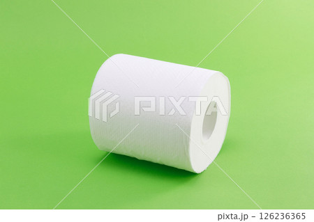 緑バックのトイレットペーパー 126236365