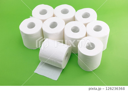 緑バックのトイレットペーパー 126236368