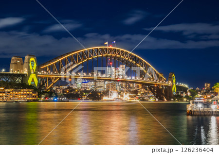 シドニー　ライトアップされたハーバーブリッジ 126236404