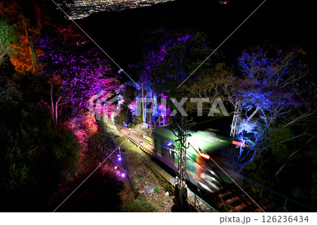 関東・紅葉の大山詣り・大山阿夫利神社から眺める、夜景運転中の大山ケーブルカー・神奈川県伊勢原市(1) 126236434