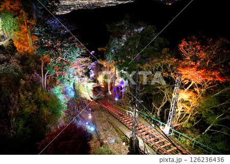 関東・紅葉の大山詣り・大山阿夫利神社から眺める、夜景運転中の大山ケーブルカー・神奈川県伊勢原市(2) 126236436
