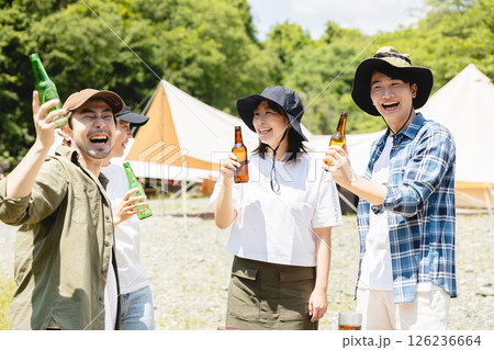 バーベキューをする男女 バーベキューをする男女 126236664