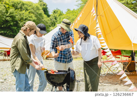 キャンプでバーベキューを楽しむ男女 キャンプでバーベキューを楽しむ男女 126236667