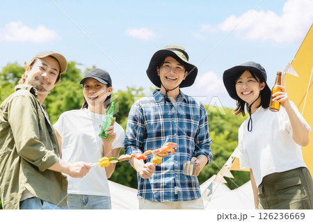 バーベキューをする男女 126236669