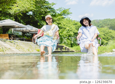 キャンプ 川に足をつける女性 キャンプ 川に足をつける女性 126236670