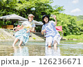 キャンプ　川に足をつける女性 126236671