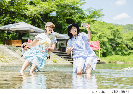 キャンプ　川に足をつける女性 126236671