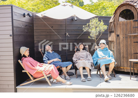 サウナを楽しむ男女 サウナを楽しむ男女 126236680