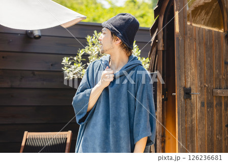 サウナの後外気浴をする男性 126236681