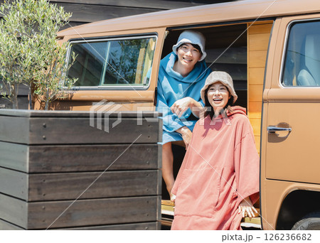 サウナに入る男女 サウナに入る男女 126236682