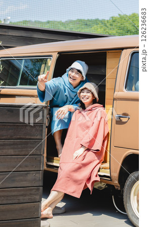 サウナに入る男女 サウナに入る男女 126236683