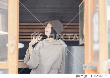 サウナに入る女性 サウナに入る女性 126236686