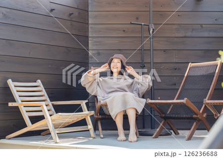 サウナの後に外気浴をする女性 126236688