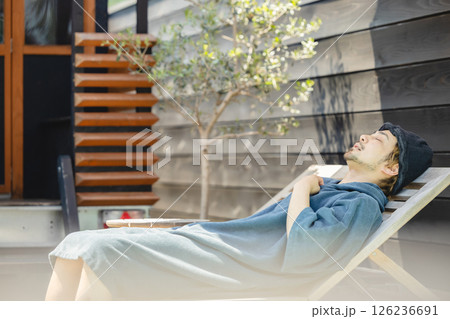 サウナに入った後に外気浴をする男性 126236691