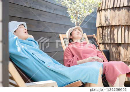 サウナの後に外気欲をする男女 126236692