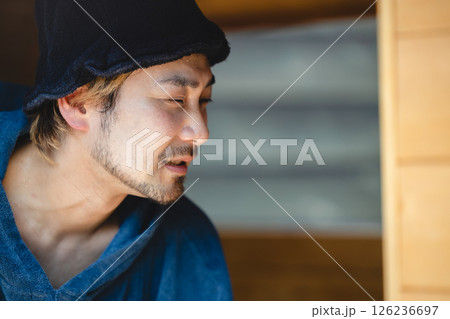 サウナに入る男性 126236697