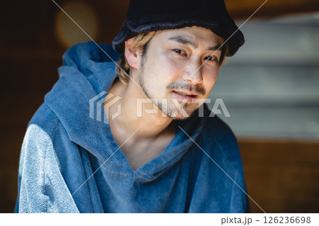 サウナに入る男性 126236698