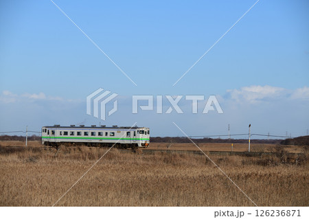 勇払原野を走る日高線キハ40ローカル列車 126236871