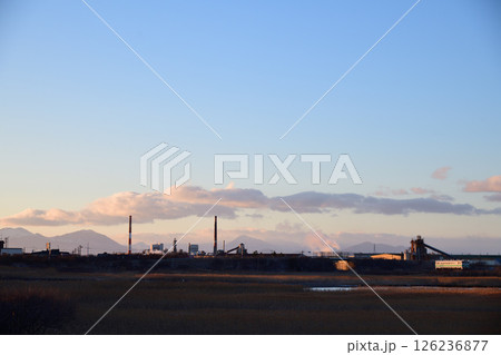 日没間際の勇払原野を走る日高線キハ40ローカル列車 日没間際の勇払原野を走る日高線キハ40ローカル列車 126236877