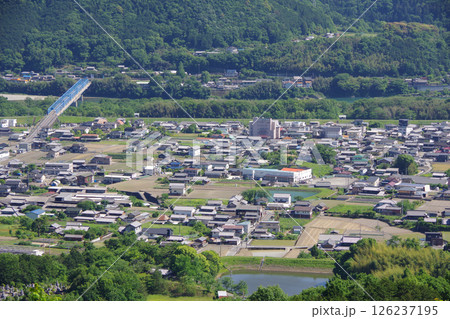 徳島県三好市　健康とふれあいの森から東三好橋周辺を望む 126237195