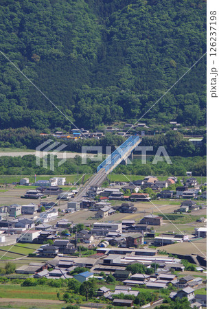 徳島県三好市 健康とふれあいの森から東三好橋を望む 徳島県三好市 健康とふれあいの森から東三好橋を望む 126237198