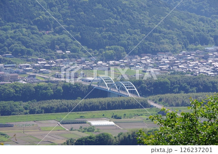 徳島県三好市　健康とふれあいの森から角の浦大橋を望む 126237201