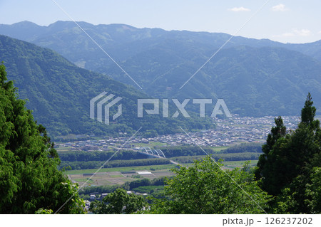 徳島県三好市 健康とふれあいの森から東みよし町方面を望む 徳島県三好市 健康とふれあいの森から東みよし町方面を望む 126237202