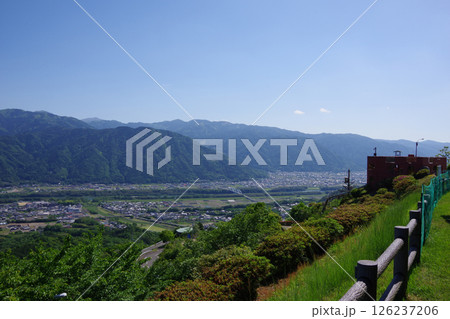 徳島県三好市 健康とふれあいの森から東みよし町方面を望む 徳島県三好市 健康とふれあいの森から東みよし町方面を望む 126237206