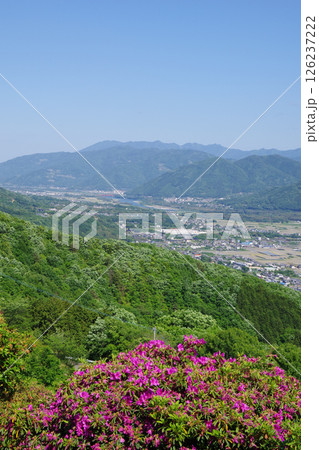 徳島県三好市 健康とふれあいの森から美馬市方面を望む 徳島県三好市 健康とふれあいの森から美馬市方面を望む 126237222