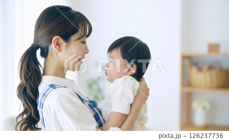 赤ちゃんを抱っこしている母親のイメージ 126237736