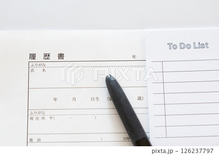 履歴書とやることリストのメモ Todoリスト 就職 転職のイメージ 履歴書とやることリストのメモ Todoリスト 就職 転職のイメージ 126237797
