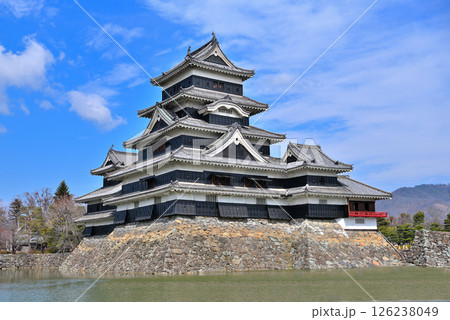 中部地方・松本城・青空に映える日本最古の城、松本城を松本城公園から眺める・長野県松本市(2) 126238049