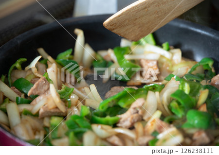 お肉と野菜を炒めるイメージ (写真素材) お肉と野菜を炒めるイメージ (写真素材) 126238111