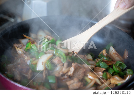 お肉と野菜を炒めるイメージ (写真素材) お肉と野菜を炒めるイメージ (写真素材) 126238116
