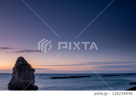 冬の朝焼けに浮かぶ二ツ島　茨城県磯原海岸の観光名所 126238448