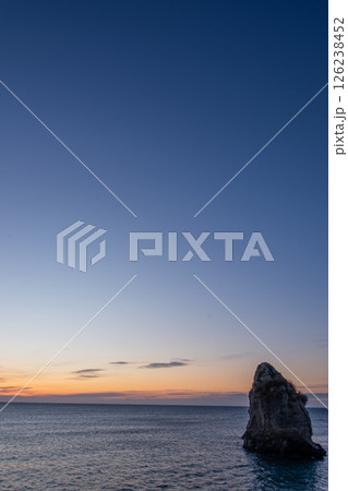 冬の朝焼けに浮かぶ二ツ島 茨城県磯原海岸の観光名所 冬の朝焼けに浮かぶ二ツ島 茨城県磯原海岸の観光名所 126238452