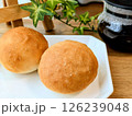お皿にのった手捏ねの丸いパンとコーヒー 126239048