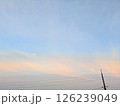 夕方の薄い青い空とオレンジの雲の風景 126239049