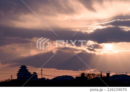 姫路城夕刻の15分！厚い雲の切れ目に見とれる光の帯、天使の薄明光線 126239070