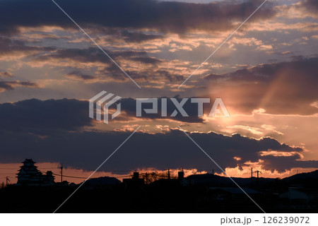 夕刻の15分!厚い雲の切れ目に見とれる光の帯、天使の薄明光線 夕刻の15分!厚い雲の切れ目に見とれる光の帯、天使の薄明光線 126239072