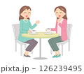 カフェで話をする二人の女性 126239495