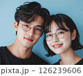お揃いの眼鏡をかけたアジア人のカップル 126239606