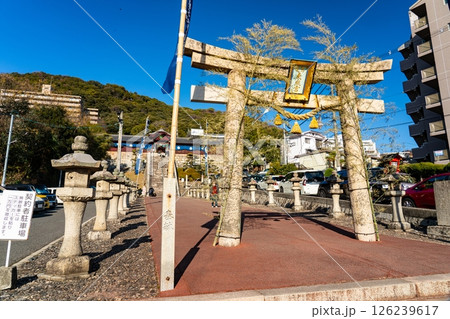 晴れた新年の広島東照宮の鳥居と参道 広島県広島市東区 晴れた新年の広島東照宮の鳥居と参道 広島県広島市東区 126239617