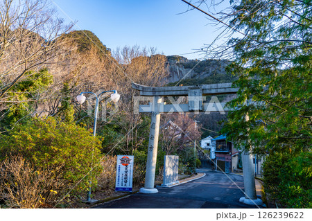 【四国八十八ヶ所】第八十五番 早春の八栗寺 鳥居と五剣山 香川県高松市 【四国八十八ヶ所】第八十五番 早春の八栗寺 鳥居と五剣山 香川県高松市 126239622