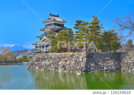 中部地方・松本城・観覧券売場の橋から眺める、青空に映える松本城と冠雪の北アルプス・長野県松本市(6) 中部地方・松本城・観覧券売場の橋から眺める、青空に映える松本城と冠雪の北アルプス・長野県松本市(6) 126239628